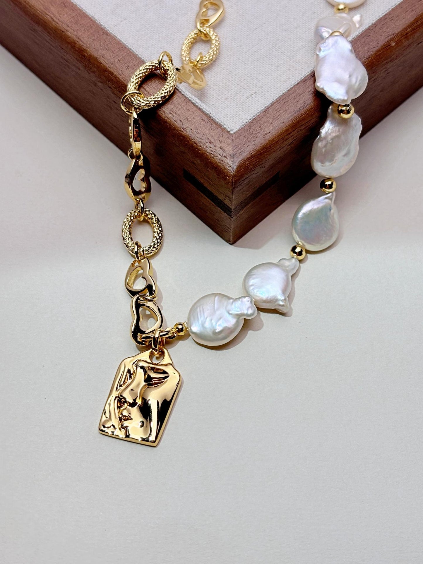 Natural baroque pearl pendant with 18kgold plated necklaces