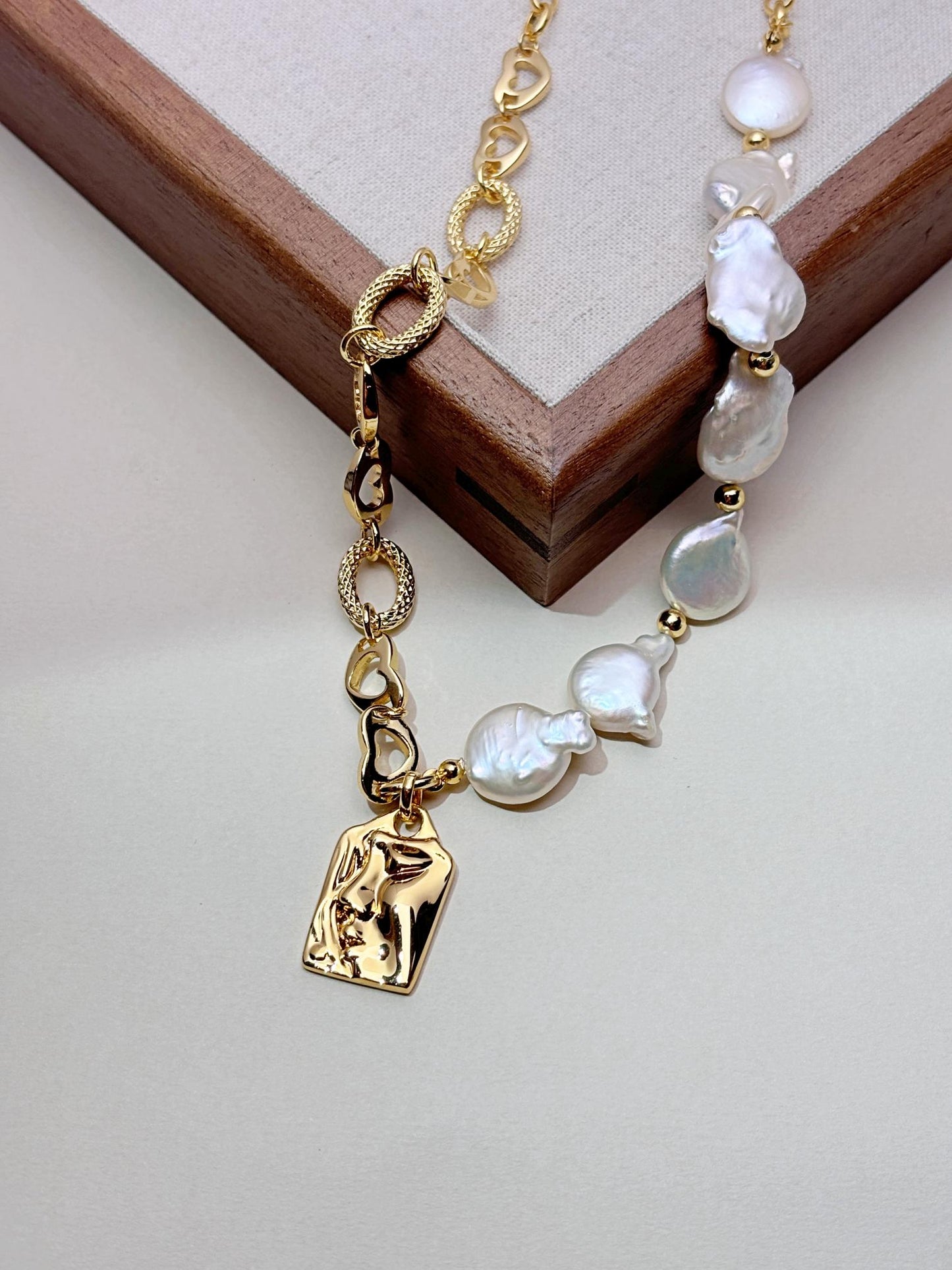 Natural baroque pearl pendant with 18kgold plated necklaces